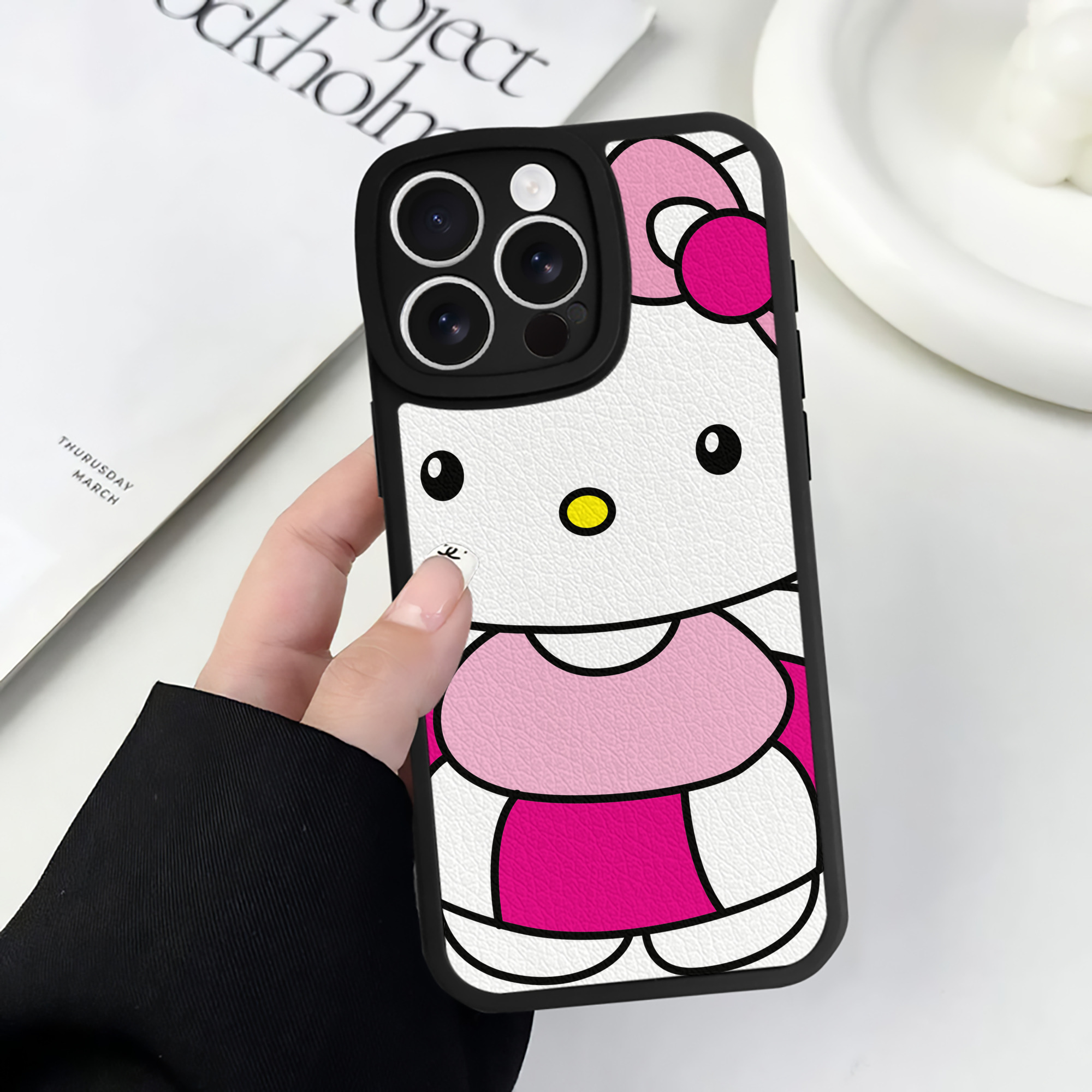 （画像用） Hello Kitty ハローキティ 【iPhone 16シリーズ対応】シリコンスマホケース（レザー調） 材質：シリコン